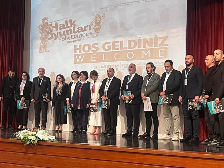 Uluslararası Halk Oyunları Kongresi 2025: açılış töreninde sahnedeki katılımcılar