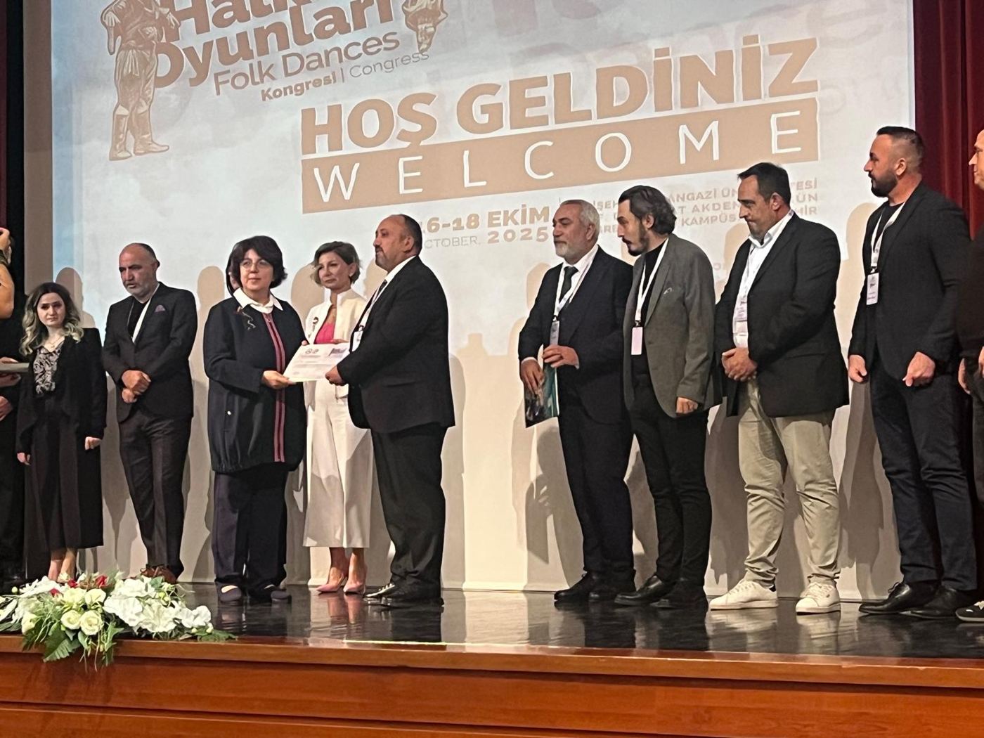 Uluslararası Halk Oyunları Kongresi 2025: sahnede toplu fotoğraf